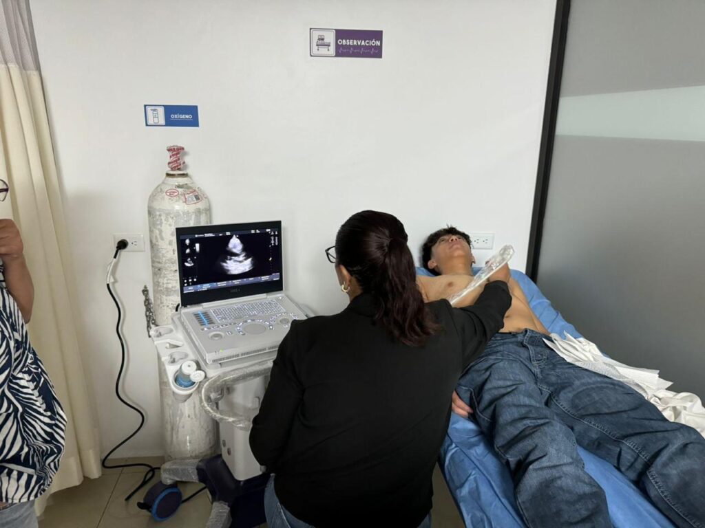 Práctica de ecocardiografía con un modelo y un ecógrafo portátil