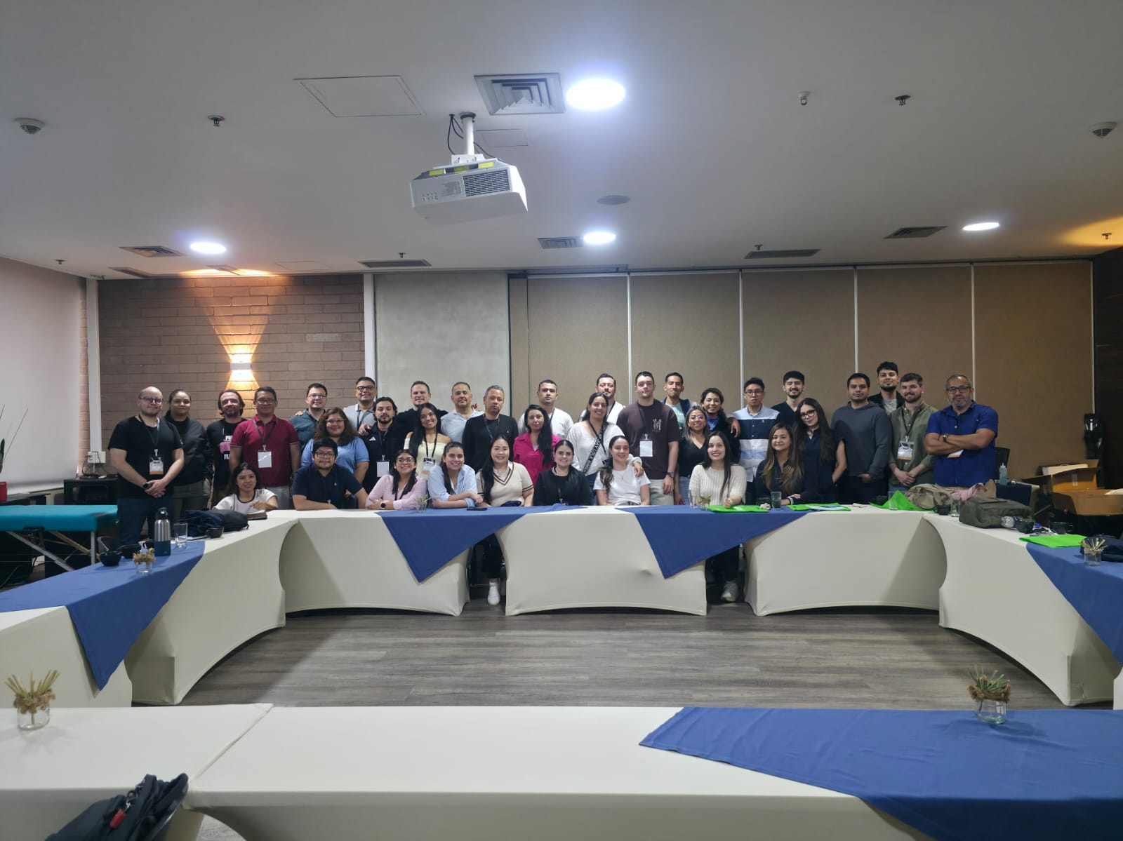 Participantes e instructores reunidos al cierre de una jornada de capacitación de Asclepius